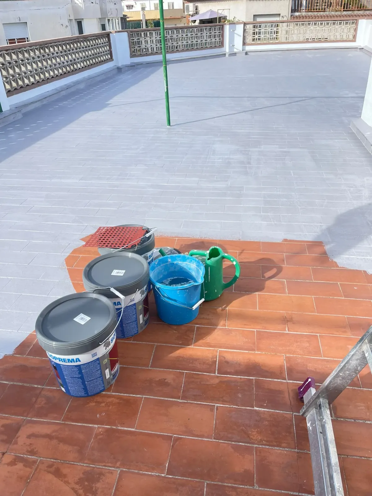 terraza en proceso de pintado